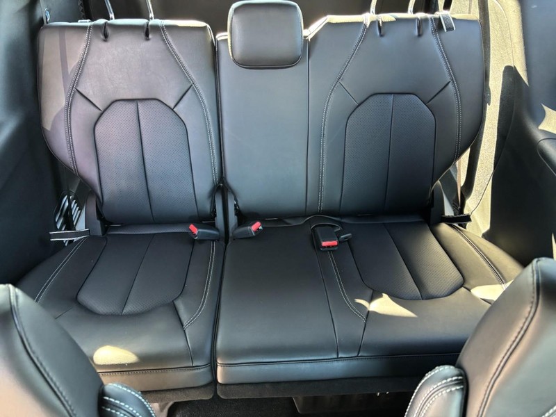 Chrysler Pacifica Vehicle Full-screen Gallery Image 06