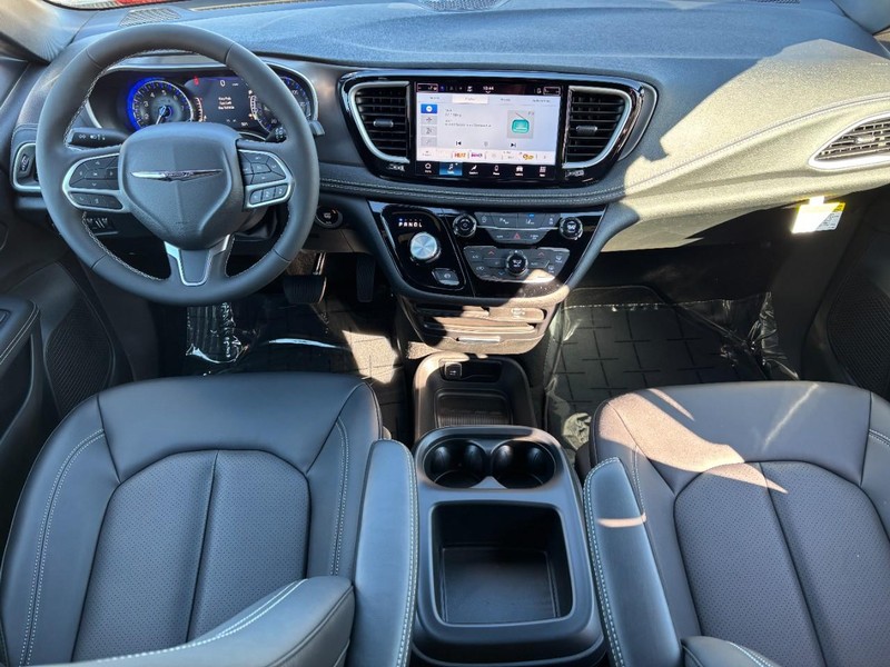 Chrysler Pacifica Vehicle Full-screen Gallery Image 07