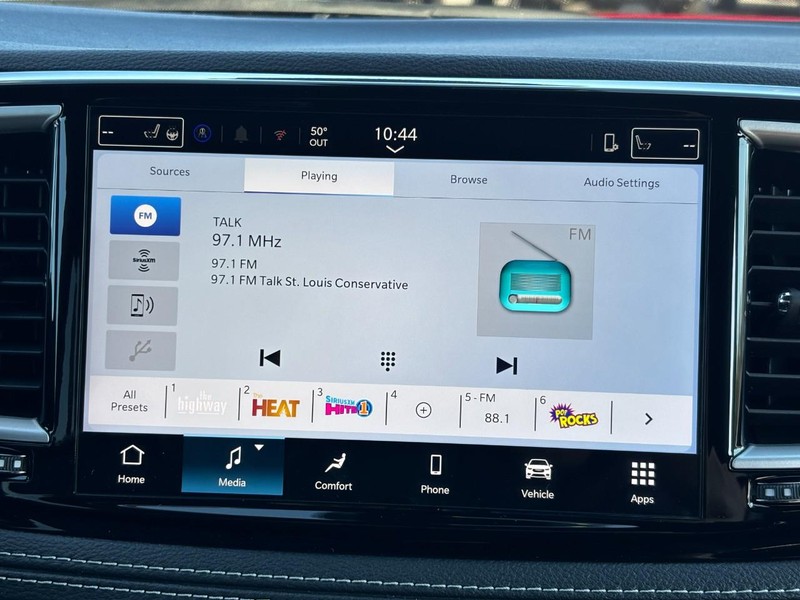 Chrysler Pacifica Vehicle Full-screen Gallery Image 09