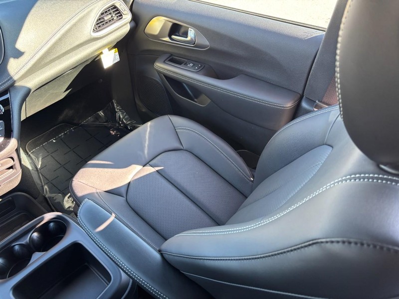 Chrysler Pacifica Vehicle Full-screen Gallery Image 11