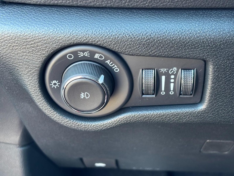 Chrysler Pacifica Vehicle Full-screen Gallery Image 12