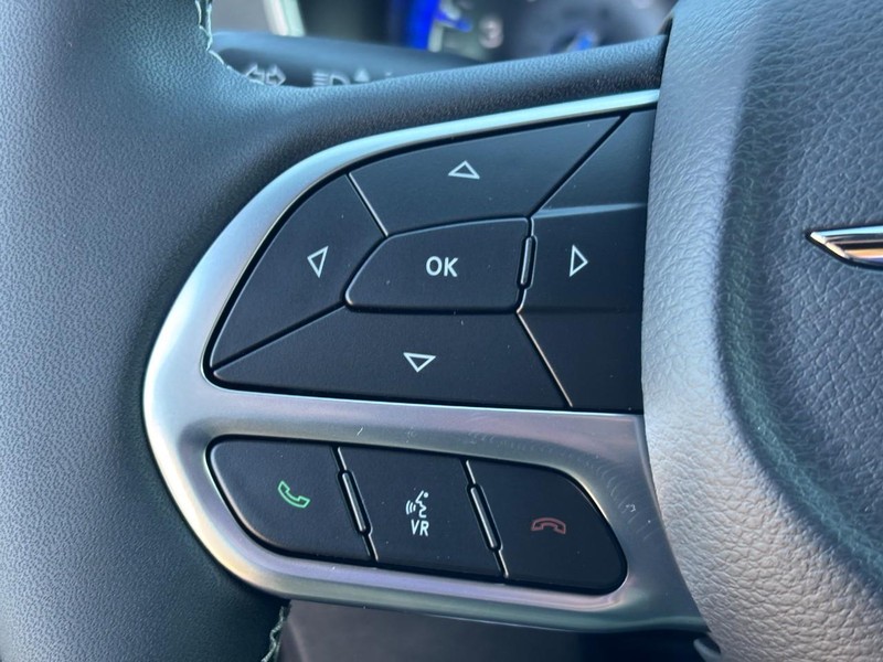 Chrysler Pacifica Vehicle Full-screen Gallery Image 13