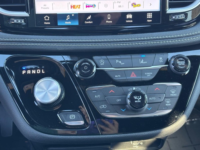 Chrysler Pacifica Vehicle Full-screen Gallery Image 18