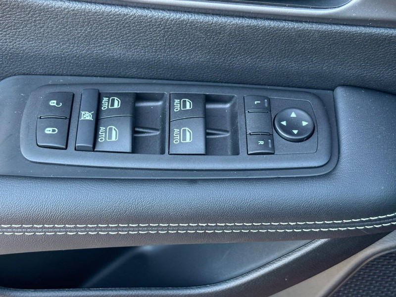 Chrysler Pacifica Vehicle Full-screen Gallery Image 19