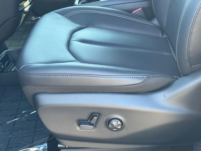 Chrysler Pacifica Vehicle Full-screen Gallery Image 21