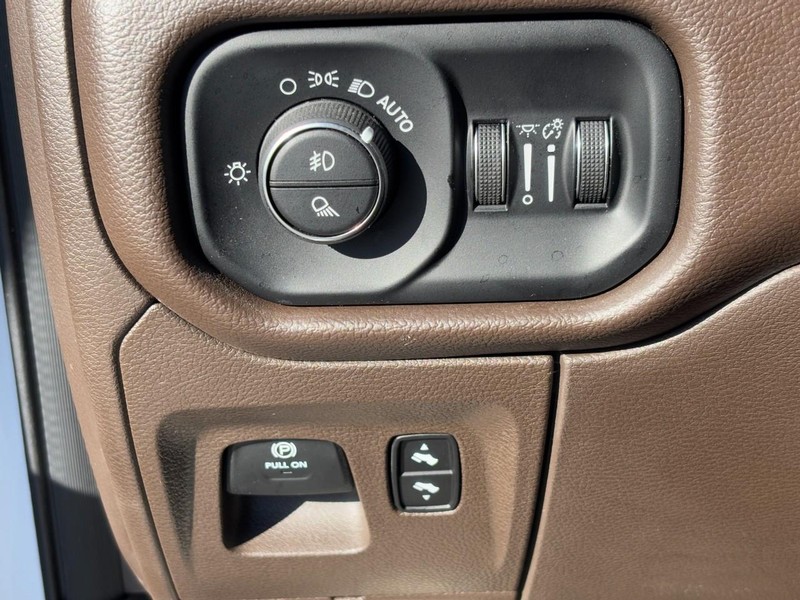 Ram 1500 Vehicle Full-screen Gallery Image 15