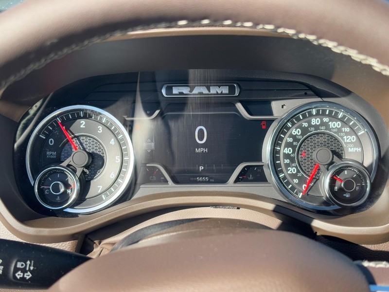 Ram 1500 Vehicle Full-screen Gallery Image 18