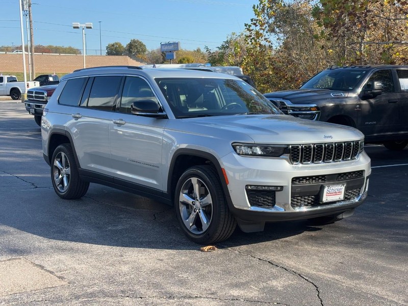 Jeep Grand Cherokee L Vehicle Full-screen Gallery Image 02