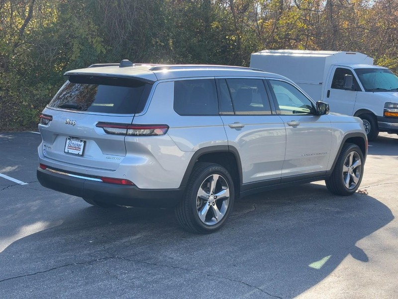 Jeep Grand Cherokee L Vehicle Full-screen Gallery Image 03