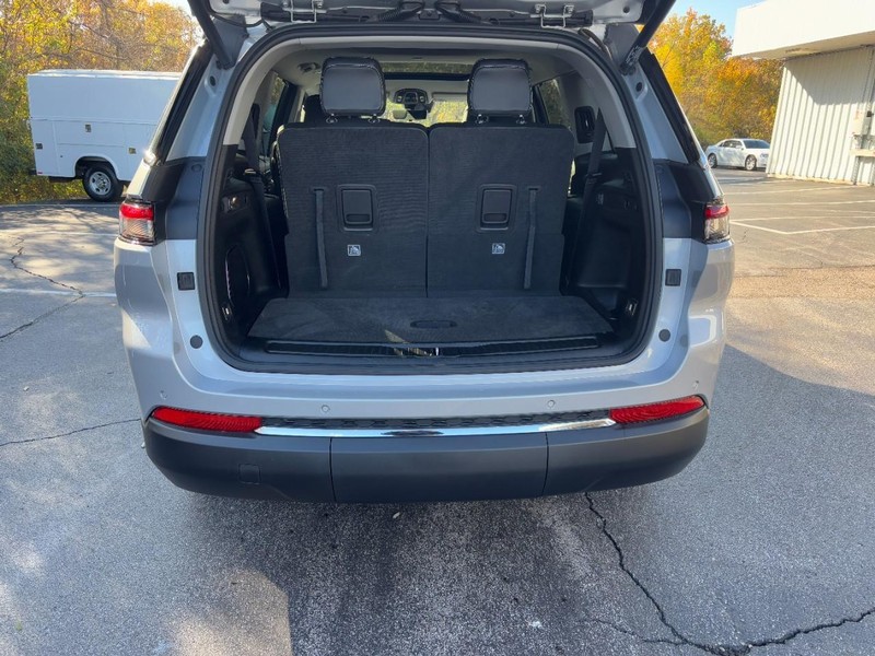 Jeep Grand Cherokee L Vehicle Full-screen Gallery Image 04