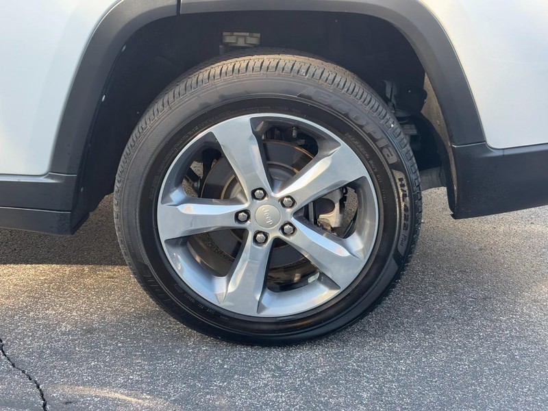 Jeep Grand Cherokee L Vehicle Full-screen Gallery Image 07