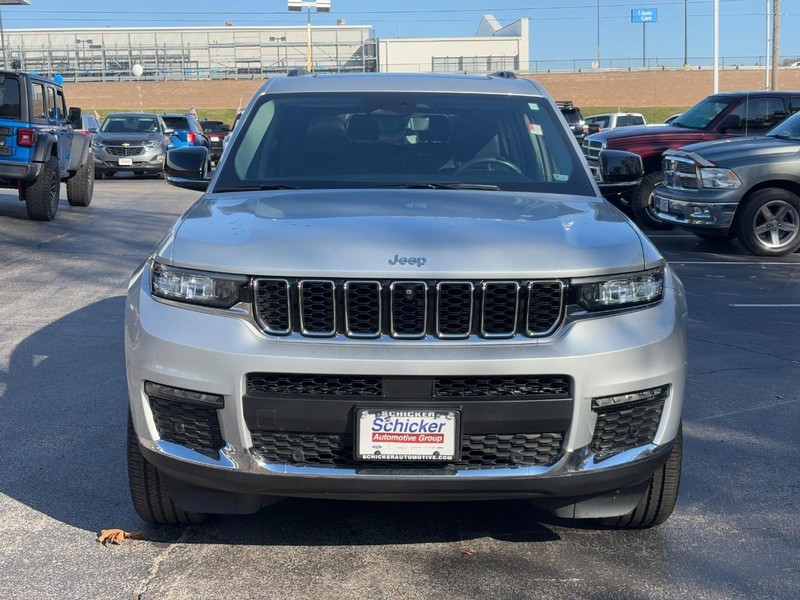 Jeep Grand Cherokee L Vehicle Full-screen Gallery Image 09