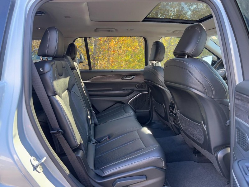 Jeep Grand Cherokee L Vehicle Full-screen Gallery Image 10