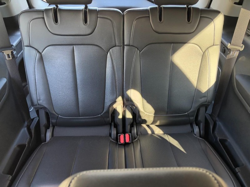 Jeep Grand Cherokee L Vehicle Full-screen Gallery Image 11