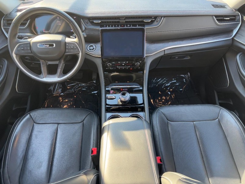 Jeep Grand Cherokee L Vehicle Full-screen Gallery Image 12