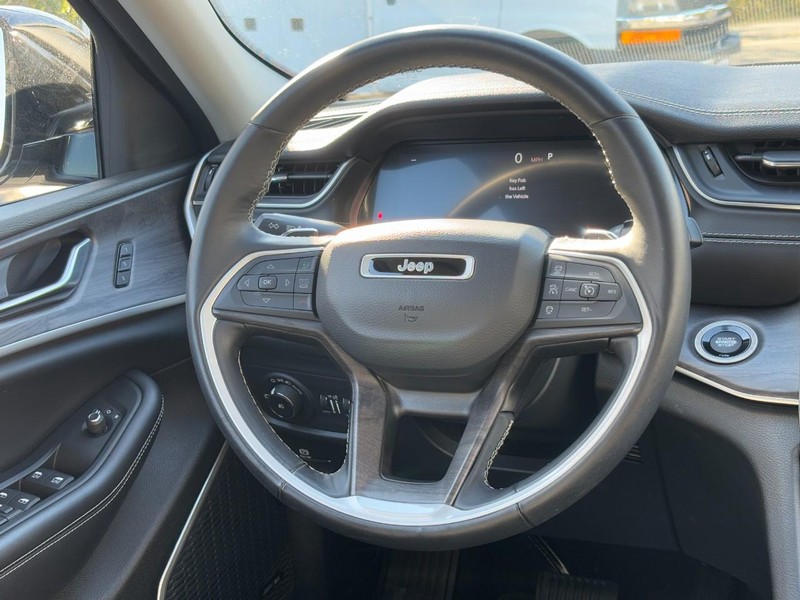 Jeep Grand Cherokee L Vehicle Full-screen Gallery Image 13