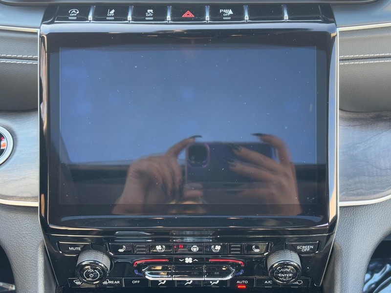 Jeep Grand Cherokee L Vehicle Full-screen Gallery Image 14