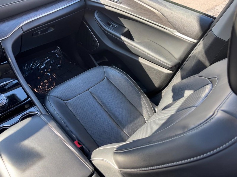 Jeep Grand Cherokee L Vehicle Full-screen Gallery Image 16