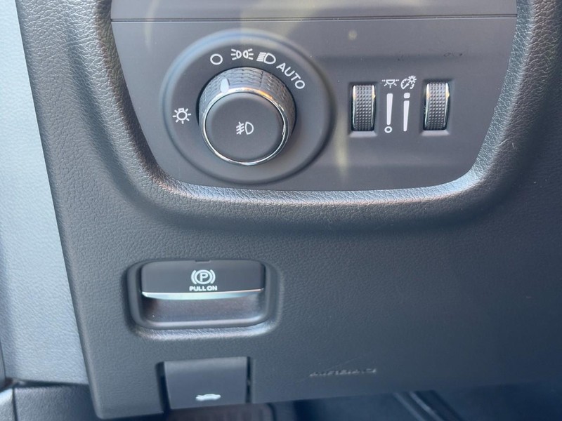 Jeep Grand Cherokee L Vehicle Full-screen Gallery Image 17