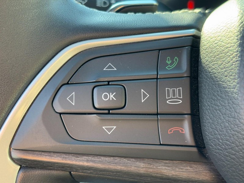 Jeep Grand Cherokee L Vehicle Full-screen Gallery Image 18