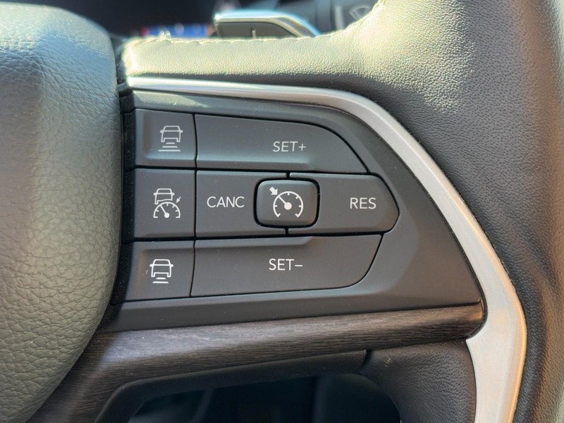 Jeep Grand Cherokee L Vehicle Full-screen Gallery Image 19