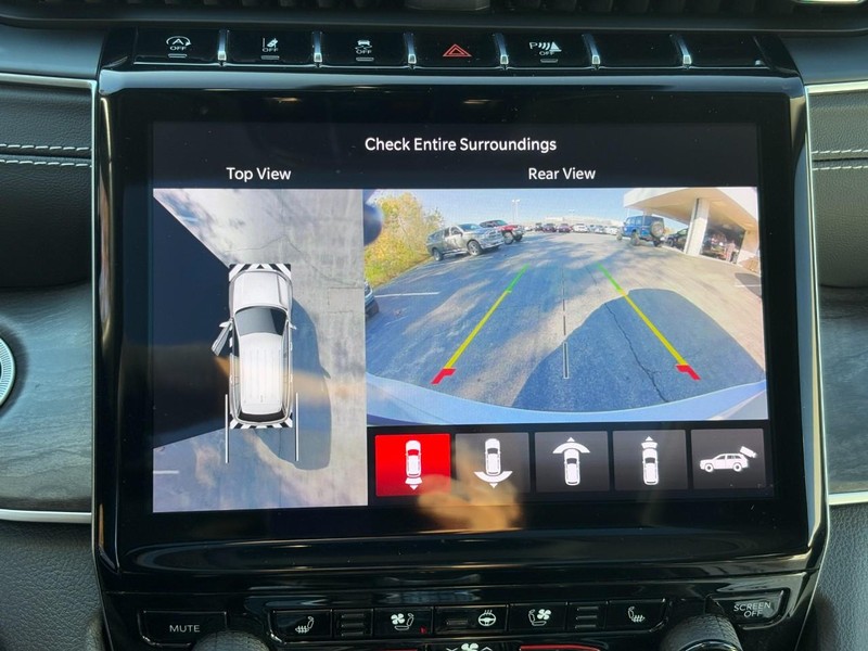 Jeep Grand Cherokee L Vehicle Full-screen Gallery Image 22