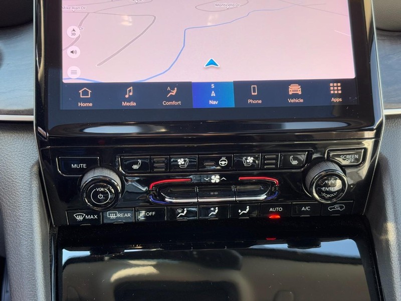 Jeep Grand Cherokee L Vehicle Full-screen Gallery Image 24