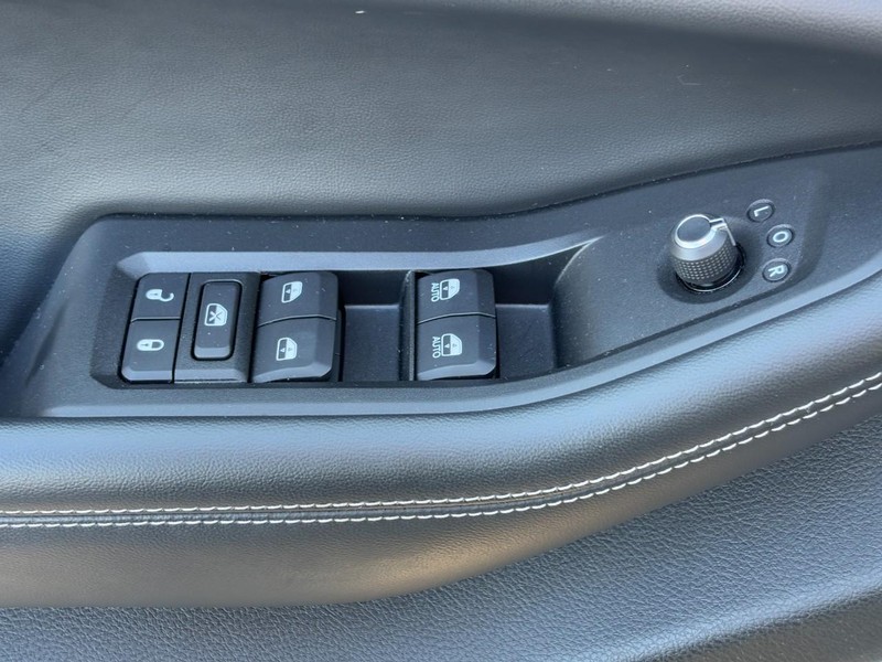 Jeep Grand Cherokee L Vehicle Full-screen Gallery Image 25