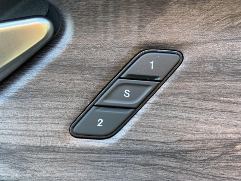 Jeep Grand Cherokee L Vehicle Full-screen Gallery Image 26