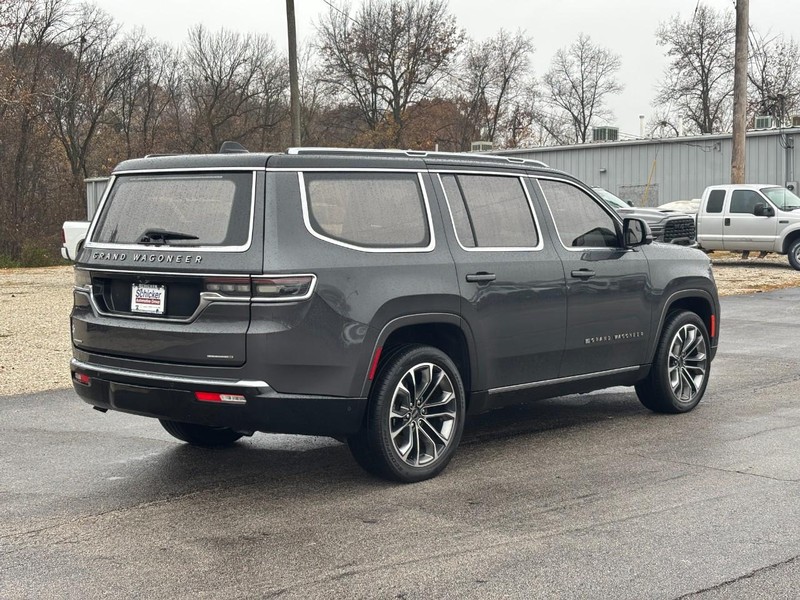 Jeep Grand Wagoneer Vehicle Full-screen Gallery Image 03