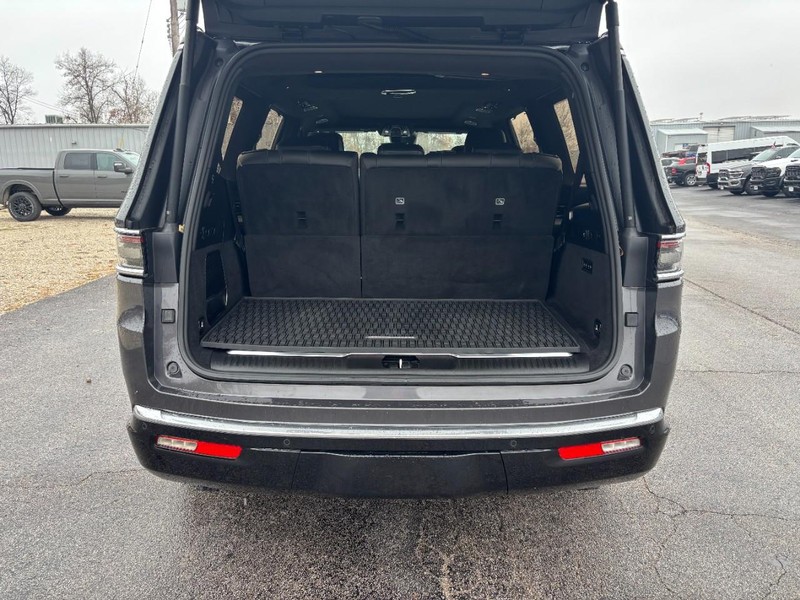 Jeep Grand Wagoneer Vehicle Full-screen Gallery Image 04