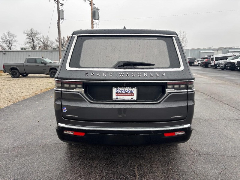 Jeep Grand Wagoneer Vehicle Full-screen Gallery Image 05