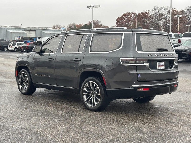 Jeep Grand Wagoneer Vehicle Full-screen Gallery Image 06