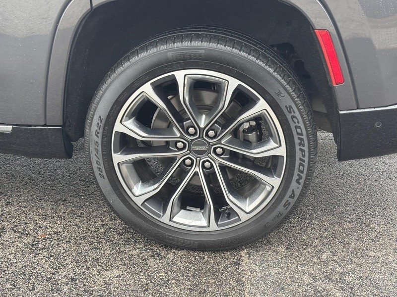 Jeep Grand Wagoneer Vehicle Full-screen Gallery Image 07