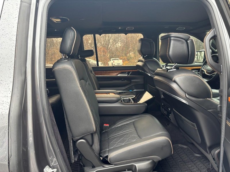 Jeep Grand Wagoneer Vehicle Full-screen Gallery Image 10