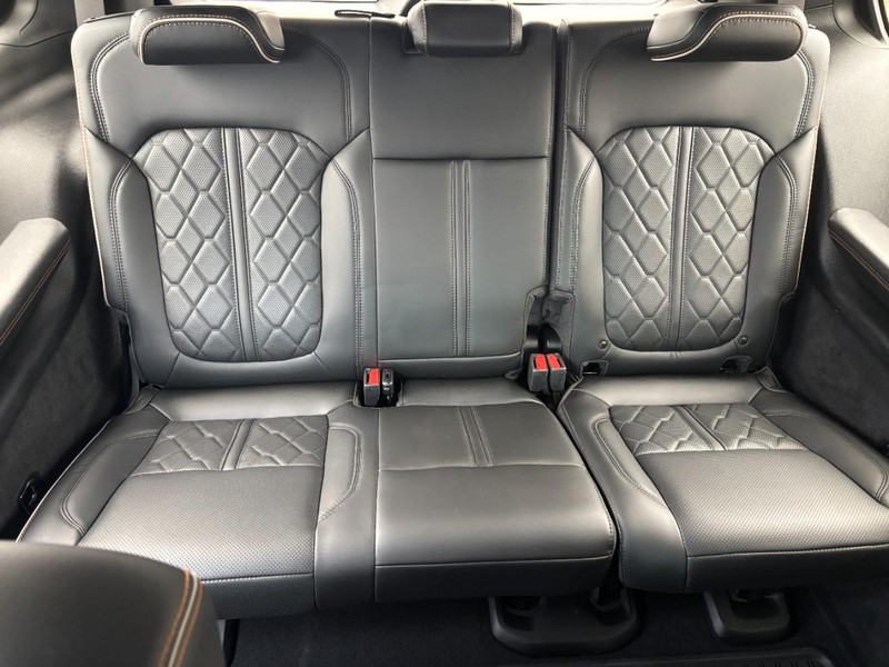 Jeep Grand Wagoneer Vehicle Full-screen Gallery Image 11