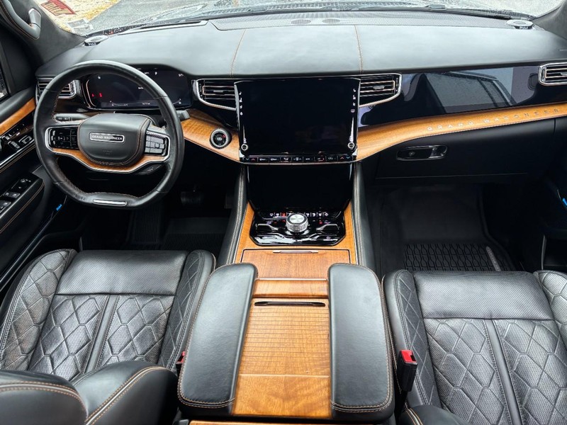 Jeep Grand Wagoneer Vehicle Full-screen Gallery Image 12