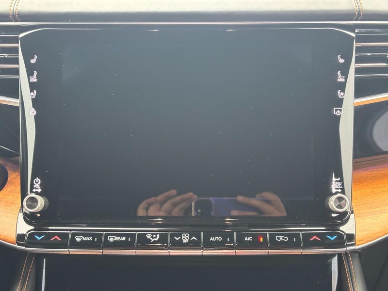 Jeep Grand Wagoneer Vehicle Full-screen Gallery Image 14