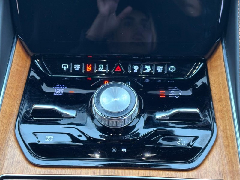 Jeep Grand Wagoneer Vehicle Full-screen Gallery Image 15