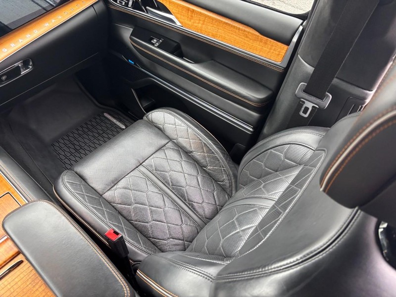 Jeep Grand Wagoneer Vehicle Full-screen Gallery Image 16