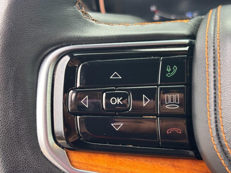 Jeep Grand Wagoneer Vehicle Full-screen Gallery Image 18