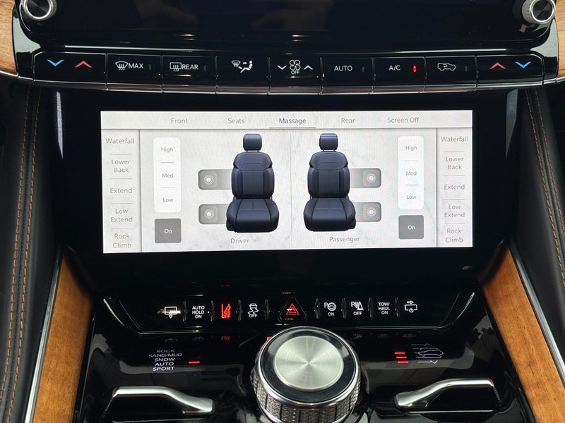 Jeep Grand Wagoneer Vehicle Full-screen Gallery Image 24