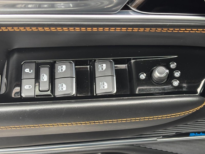 Jeep Grand Wagoneer Vehicle Full-screen Gallery Image 25