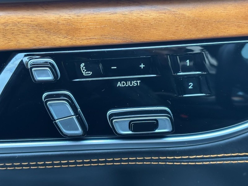 Jeep Grand Wagoneer Vehicle Full-screen Gallery Image 26