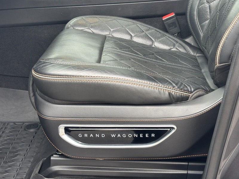 Jeep Grand Wagoneer Vehicle Full-screen Gallery Image 27