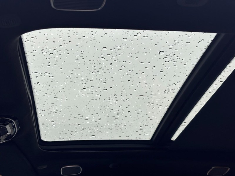 Jeep Grand Wagoneer Vehicle Full-screen Gallery Image 28