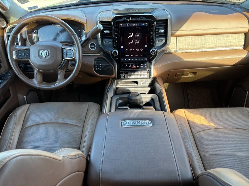 Ram 2500 Vehicle Full-screen Gallery Image 11