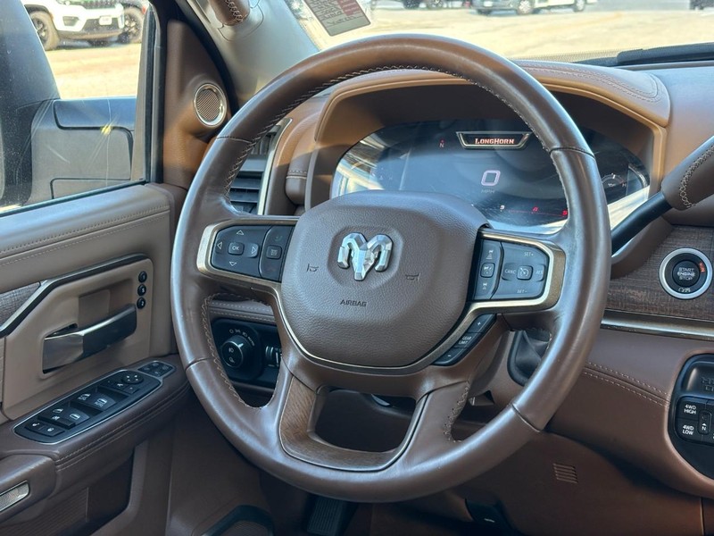 Ram 2500 Vehicle Full-screen Gallery Image 12