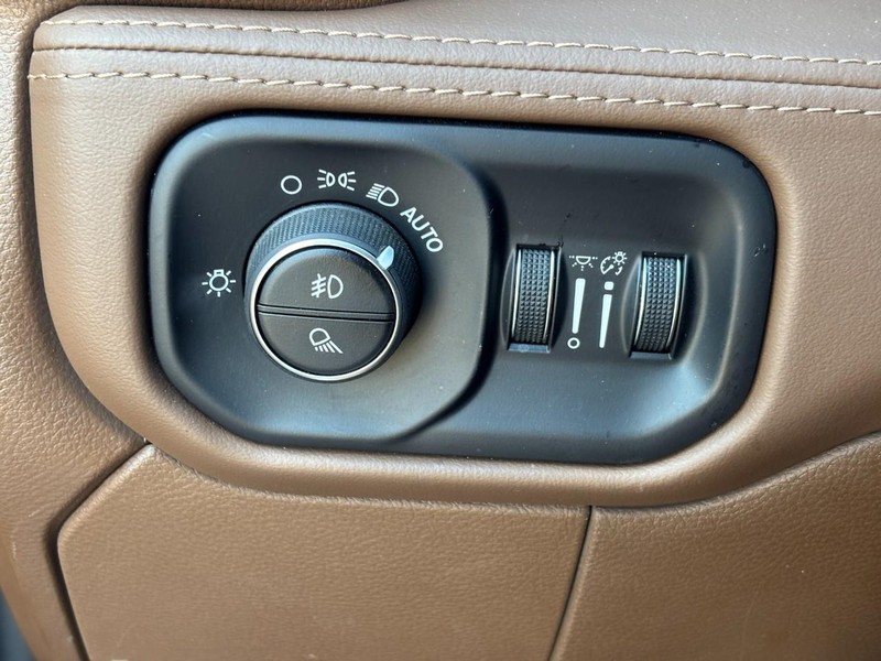 Ram 2500 Vehicle Full-screen Gallery Image 16