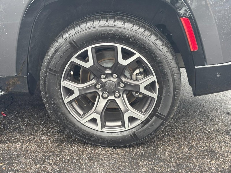 Jeep Wagoneer Vehicle Full-screen Gallery Image 07